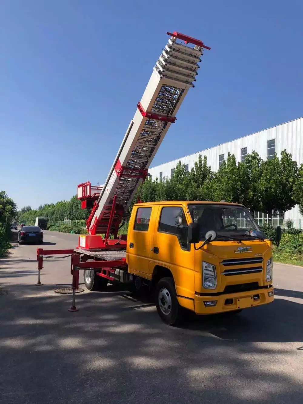 霞山附近的云梯车出租服务：轻松解决高空作业需求