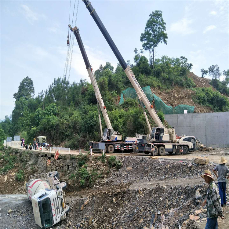 霞山汽车掉沟里叫吊车救援要多少钱